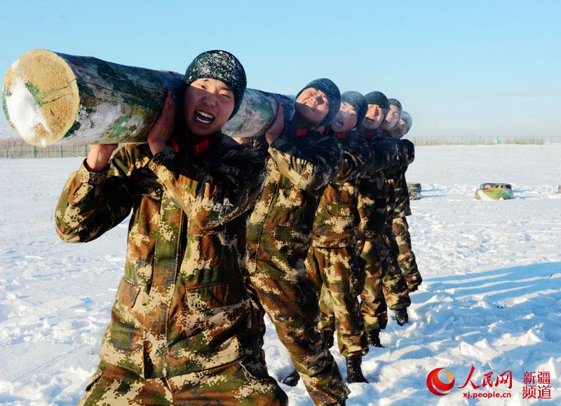 连日来,新疆阿勒泰地区普降大雪,气温骤降,武警新疆边防总队阿勒泰